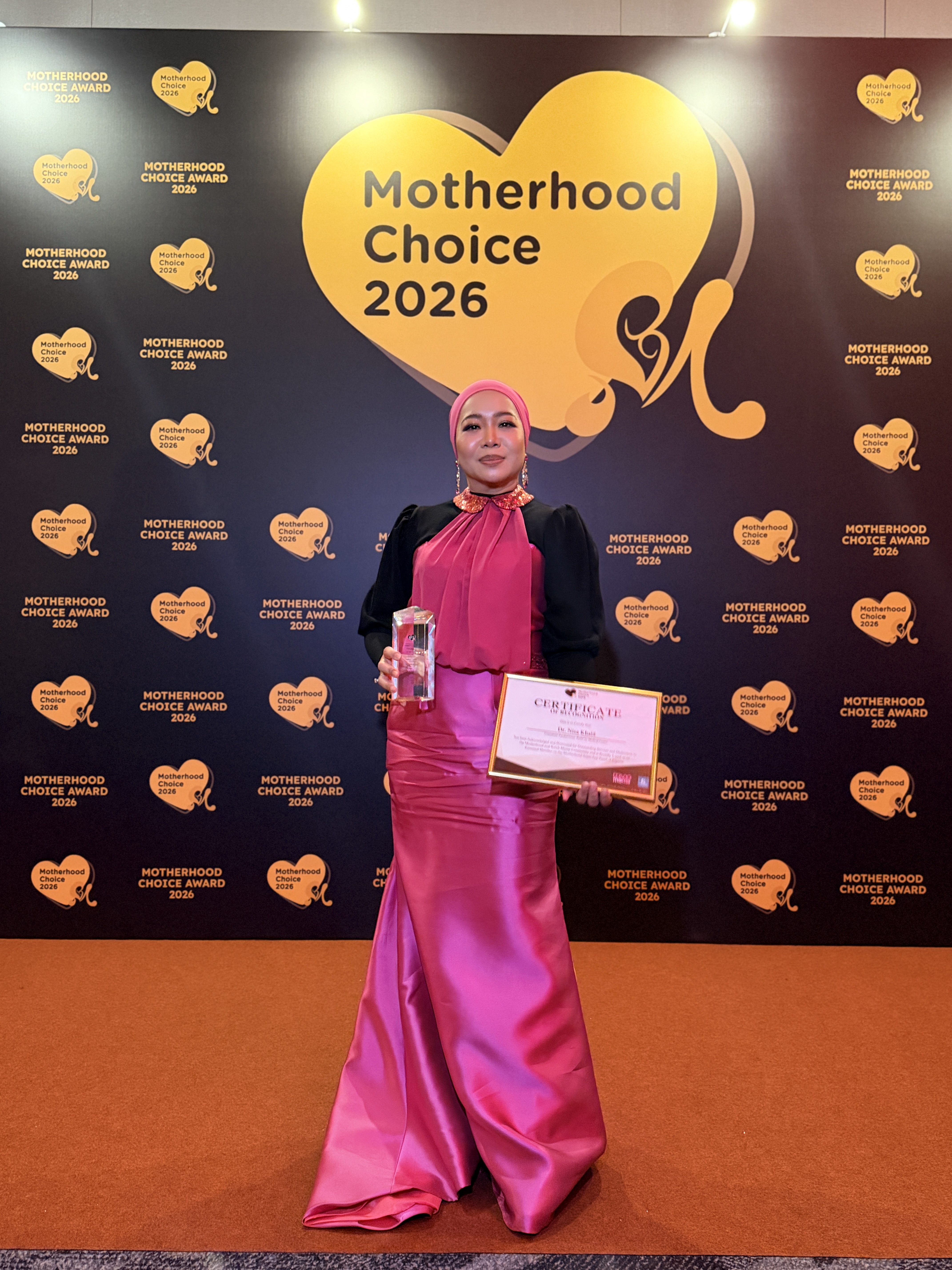 Dr. Nisa Khalil receiving the Motherhood Choice Award 2026